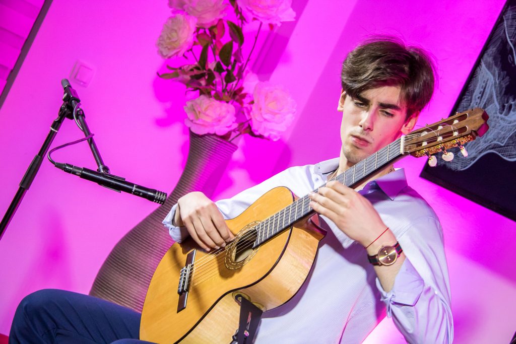 Adrian Tarčuki održao prvi solistički koncert u okviru Mostarskog ljeta Adrian Tarčuki održao prvi solistički koncert u okviru Mostarskog ljeta