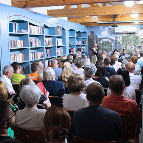 U prepunoj prostoriji Narodne biblioteke Mostar promovisana knjiga „Ispod paučine“